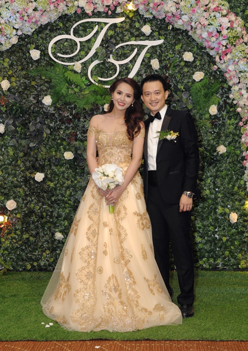 Đám cưới của Lại Hương Thảo diễn ra khá kín đáo với giới truyền thông. Trước đó, cả hai làm đám hỏi tại Quảng Ninh vào ngày 30/4.